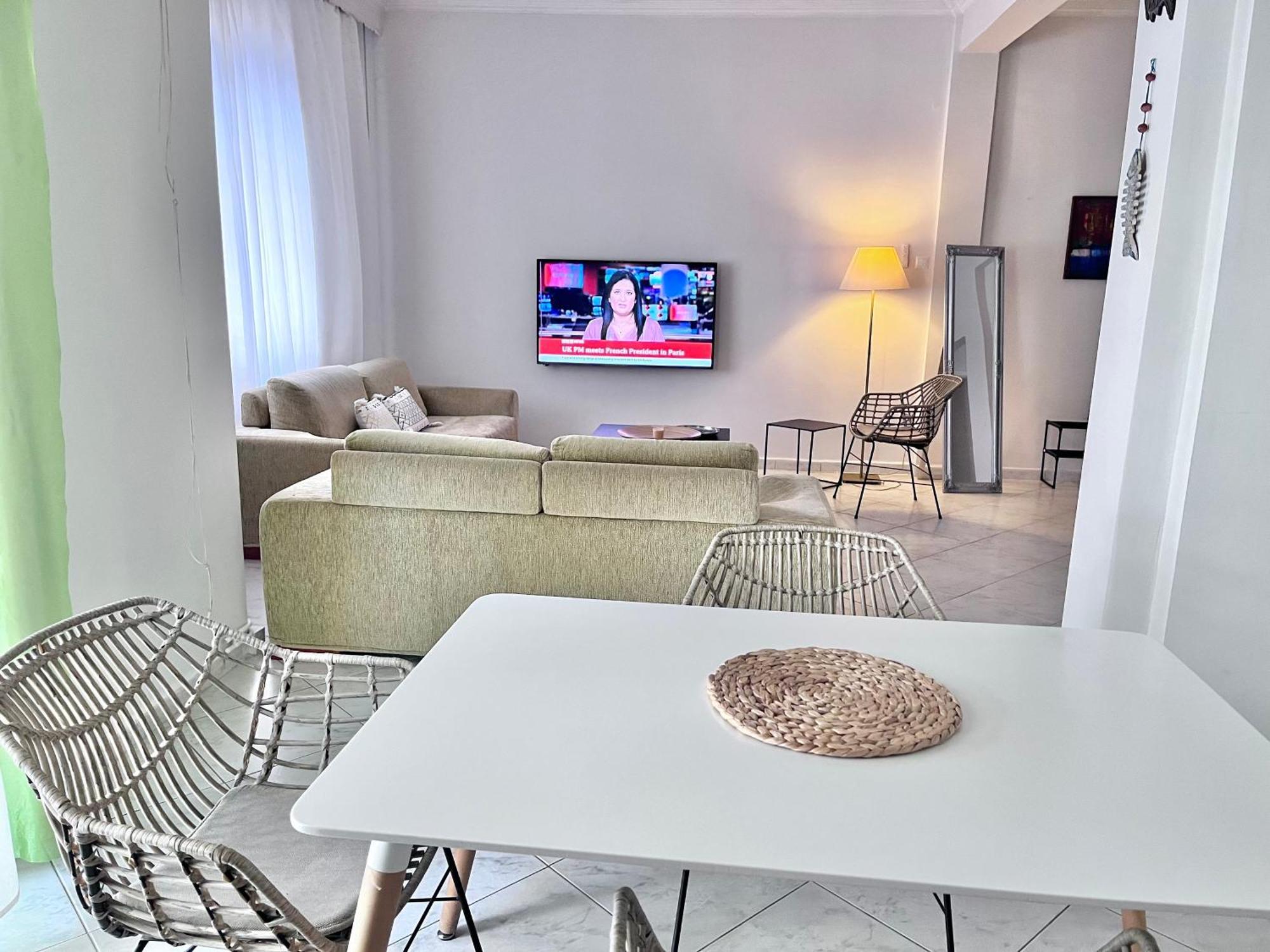 Central 7 - Stylish Apartment Komotiní Kültér fotó